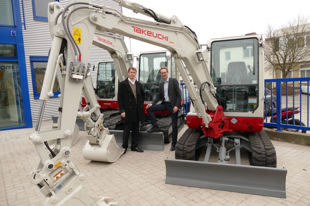 Pär Fasterling (Geschäftsführer Kurt König GmbH, rechts im Bild) und Lars Lang (Verkaufsleiter) freuen sich, ihren Kunden mit den Takeuchi Produkten Baumaschinen von bester Qualität mit einer äußerst umfangreichen Serienausstattung zur Verfügung stellen zu können